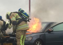 Video: Auto vliegt in de brand door kortsluiting op de A.C. Verhoefweg