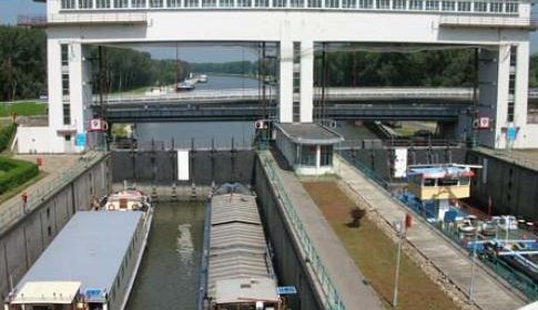 Celstraf dronken kapitein die met 2 miljoen liter benzine door Nieuwegeinse Beatrixsluis voer