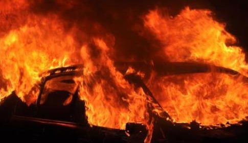 Auto brandt uit aan de Middenweide in Batau Noord