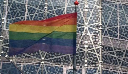Regenboogvlag nu ook op Stadshuis van Nieuwegein tegen Nashville-verklaring