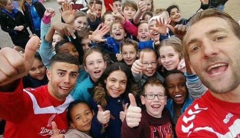 Spelers van FC Utrecht komen auto’s wassen in Nieuwegein