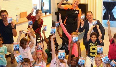 Wethouder reikt zomervakantie paspoort uit