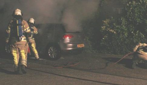 Auto in de brand aan de Zaanseschans