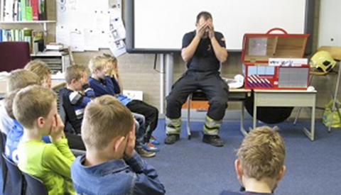 Brandweer geeft les op basisscholen