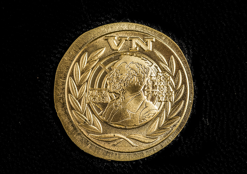 Zeist,3 juni 2015 Eerste slag nieuw draaginsigne Nobelprijs VN militairen,bij W.van Weluw bv