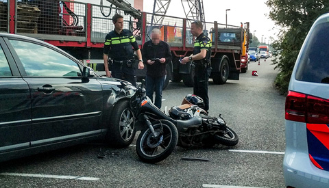 Scooterrijder gewond na botsing met auto op de Ravenswade