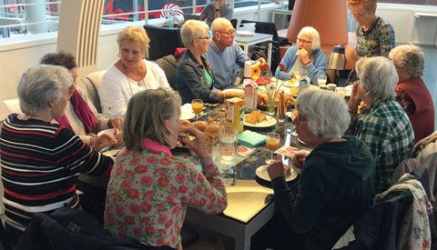 De Voorleesbrigade leest Jan Siebelink tijdens Nationale Voorleeslunch