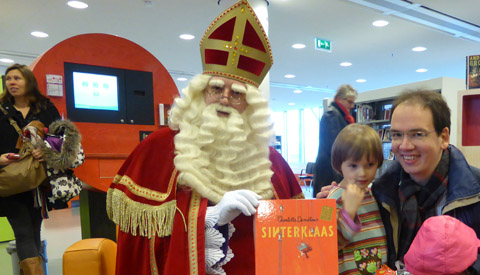Sinterklaas leest voor