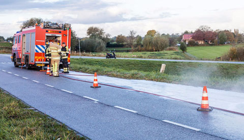 Motorrijder onderuit door glad wegdek bij afrit A2 Nieuwegein-Zuid
