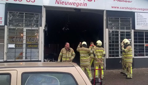 Brandweer vanmiddag naar de Carshop op de Herenstraat