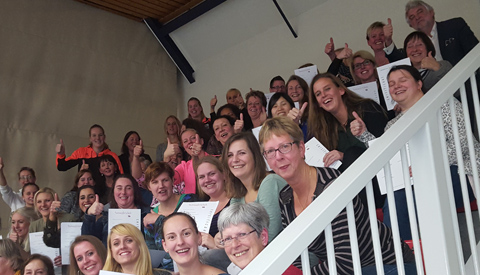 Wethouder Peter Snoeren reikt 48 beweegdiploma’s uit aan medewerkers Kind&Co