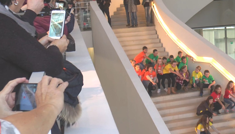 Leerlingen groep 7 en 8 brengen een flashmob in het Stadshuis