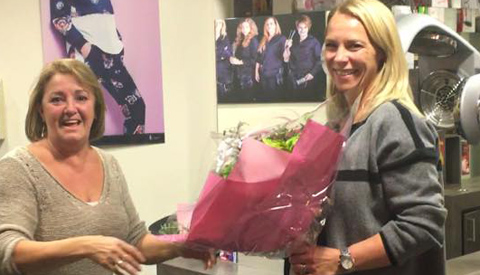 Mariëlle de Weijer geeft voorzittersstokje over aan Wim Kastelein