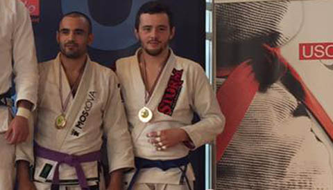 Bronzen plak voor Brian Frowyn in Orleans (Frankrijk)