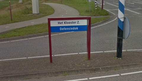 Man rijdt sloot in, politie vordert zijn rijbewijs