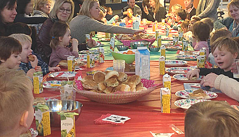 Kinderen genieten van Voorleesbrunch