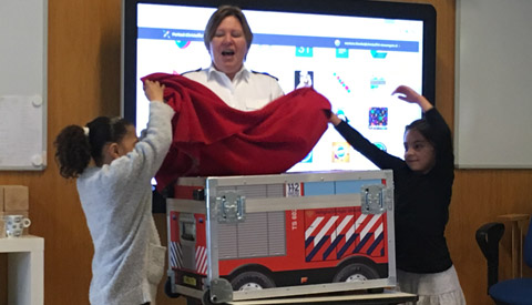 Brandweer op bezoek bij leerlingen van de basisschool Christoffel