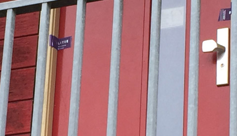 Politie bewaakt flat waar dode werd gevonden