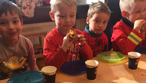 Pannenkoeken versieren op Buurtplein Zuid en bakken bij de Trompetvogel