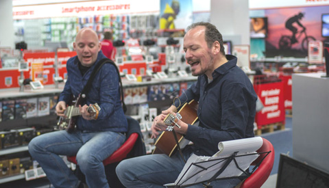 Gluren bij de Buren groot succes! Zelfs bij de Media Markt in Nieuwegein werden optreden gegeven