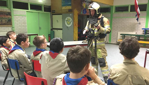 Brandweer op bezoek bij Scouting Jan van Hoof