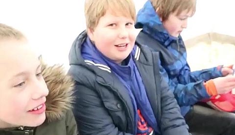 Drie jonge vloggers vloggen over de oorlog