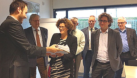 5.055 handtekeningen overhandigd aan bestuur PAUW Bedrijven