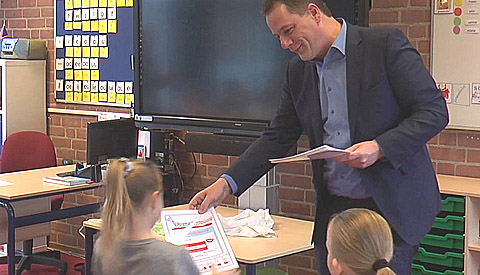 Leerlingen groep 3 de Trompetvogel krijgen ‘Poetsdiploma’ van wethouder Hans Adriani