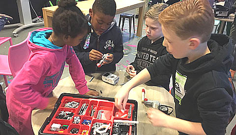 Word vrijwilliger bij de Media Maker Space van de bieb