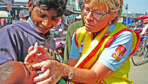 Rotarylid en arts Albertine Perre uit Nieuwegein naar India