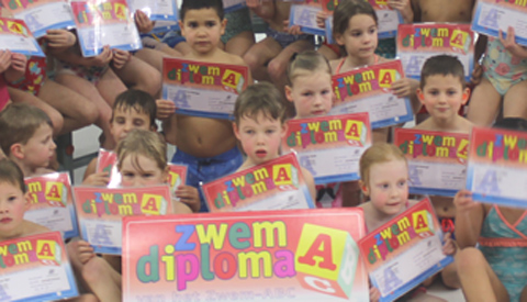 Kinderen behalen hun A-zwemdiploma in Merwestein