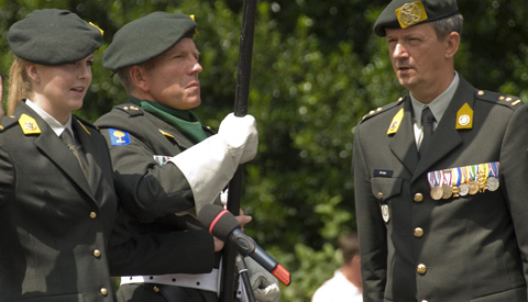 Militaire ceremonie op Stadsplein in Nieuwegein