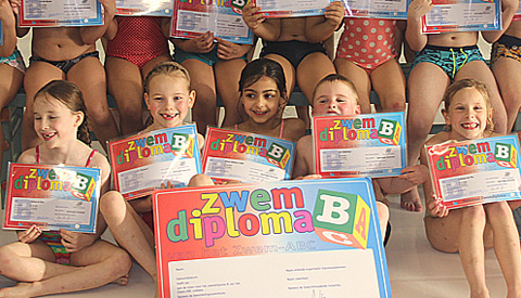 Afzwemmen voor het A en B zwemdiploma in Merwestein