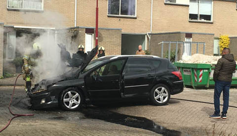 Autobrand aan de Zinniastraat