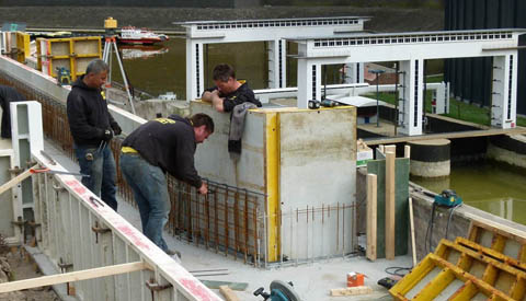 Eerste schip deze zomer in 3e kolk Prinses Beatrixsluis