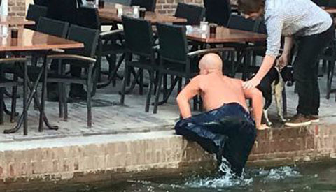 Nieuwegeiner duikt hondje in Utrechtse gracht achterna