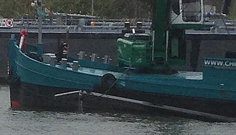 Schip vaart tegen Heemsteedsebrug op bij Nieuwegein
