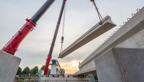 Hijsklus bij Prinses Beatrixsluis voor nieuwe brug bijna afgerond