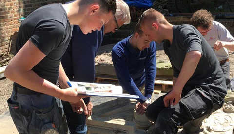 Leerlingen ROC Nieuwegein herstellen historische kasteelpoort