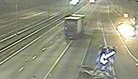 Vrachtwagen knalt op wegafzetting A27