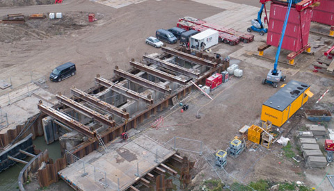 Verplaatsing sluisje Schalkwijkse Wetering van 1,4 miljoen kilo bij  Beatrixsluis in aantocht