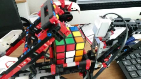 Robot die Rubik’s Cube oplost een hit maar niet origineel