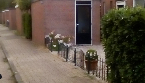 Postbode in Fokkesteeg valt op punthek en wordt in been gespietst