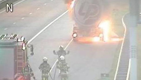 Vastgelopen rem zet LPG-tankauto in brand bij Nieuwegein