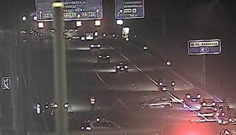 A2 bij Nieuwegein dicht na aanrijding met drie auto’s