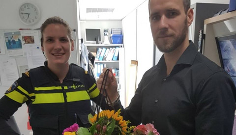 Vrouw pint met gestolen pinpas en wordt in de kraag gevat