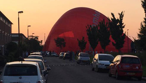 Luchtballon landt op rotonde in de wijk Galecop