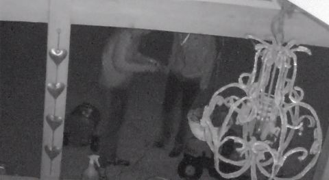 De politie zoekt nog steeds naar twee brandstichters