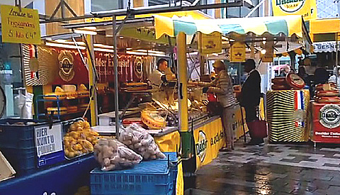 Ondanks slecht weer is de City Markt goed bezocht op de nieuwe lokatie