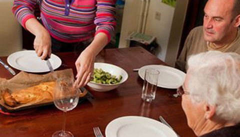 Nieuw in Nieuwegein: Eet mee! Vaste gast matcht ouderen voor gezellig etentje bij buurtgenoten